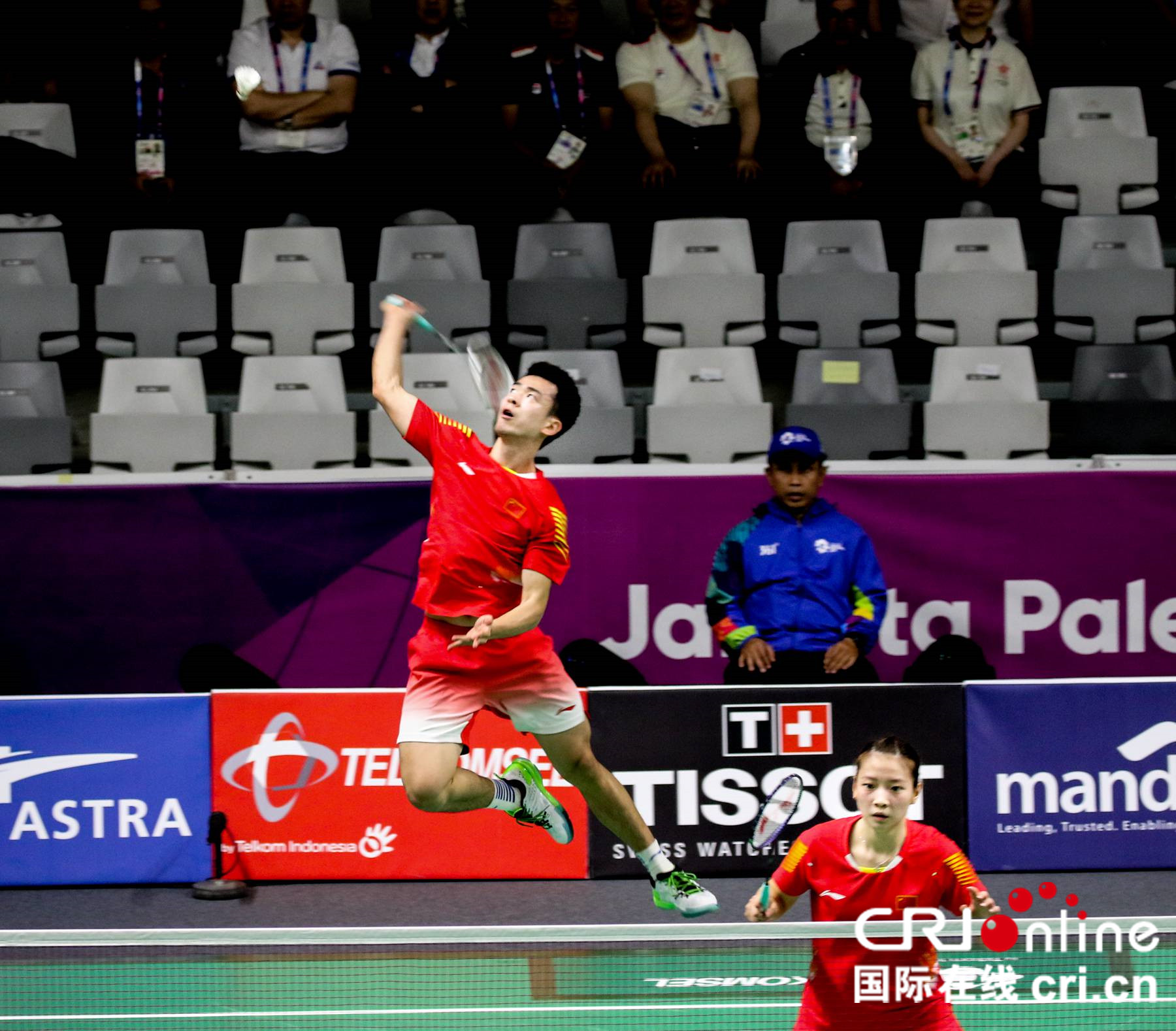 获得混双冠军的中国组合郑思维黄雅琼在比赛中