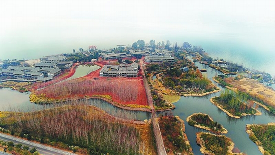 從空中俯拍西昌邛海湖畔,景色美如畫. 本報記者 李向雨攝