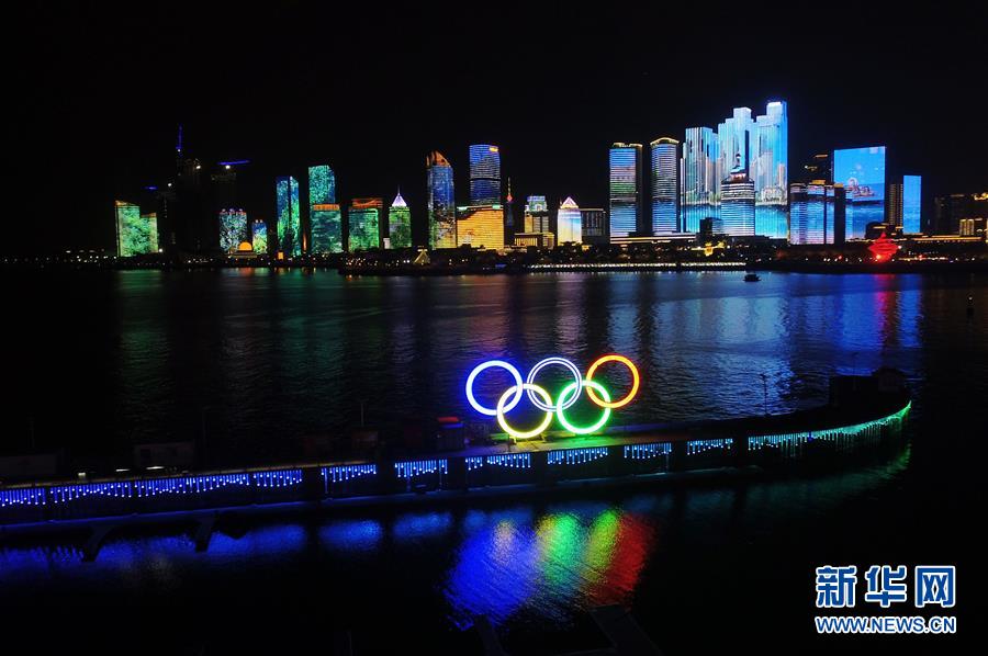 青岛马拉松主题“灯光秀”扮靓夜空