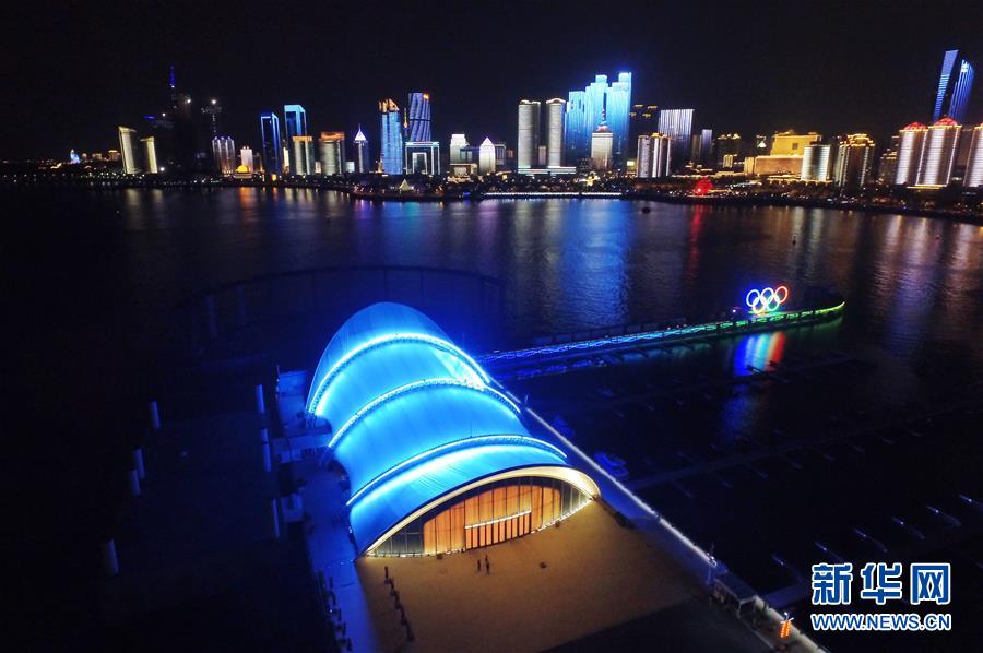 青岛马拉松主题“灯光秀”扮靓夜空