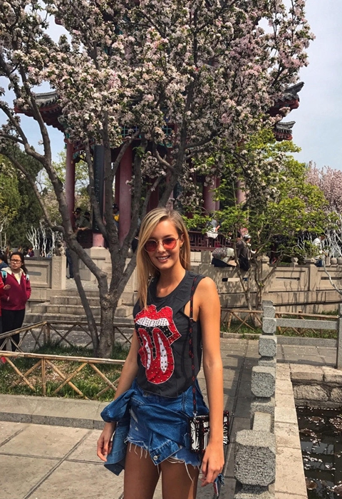 佩嫂晒照游大明湖 明眸皓齿配长腿美翻