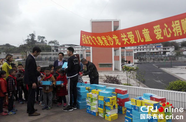 发放爱心物品国际在线四川频道消息:4月10日,宜宾县喜捷镇小学学生收