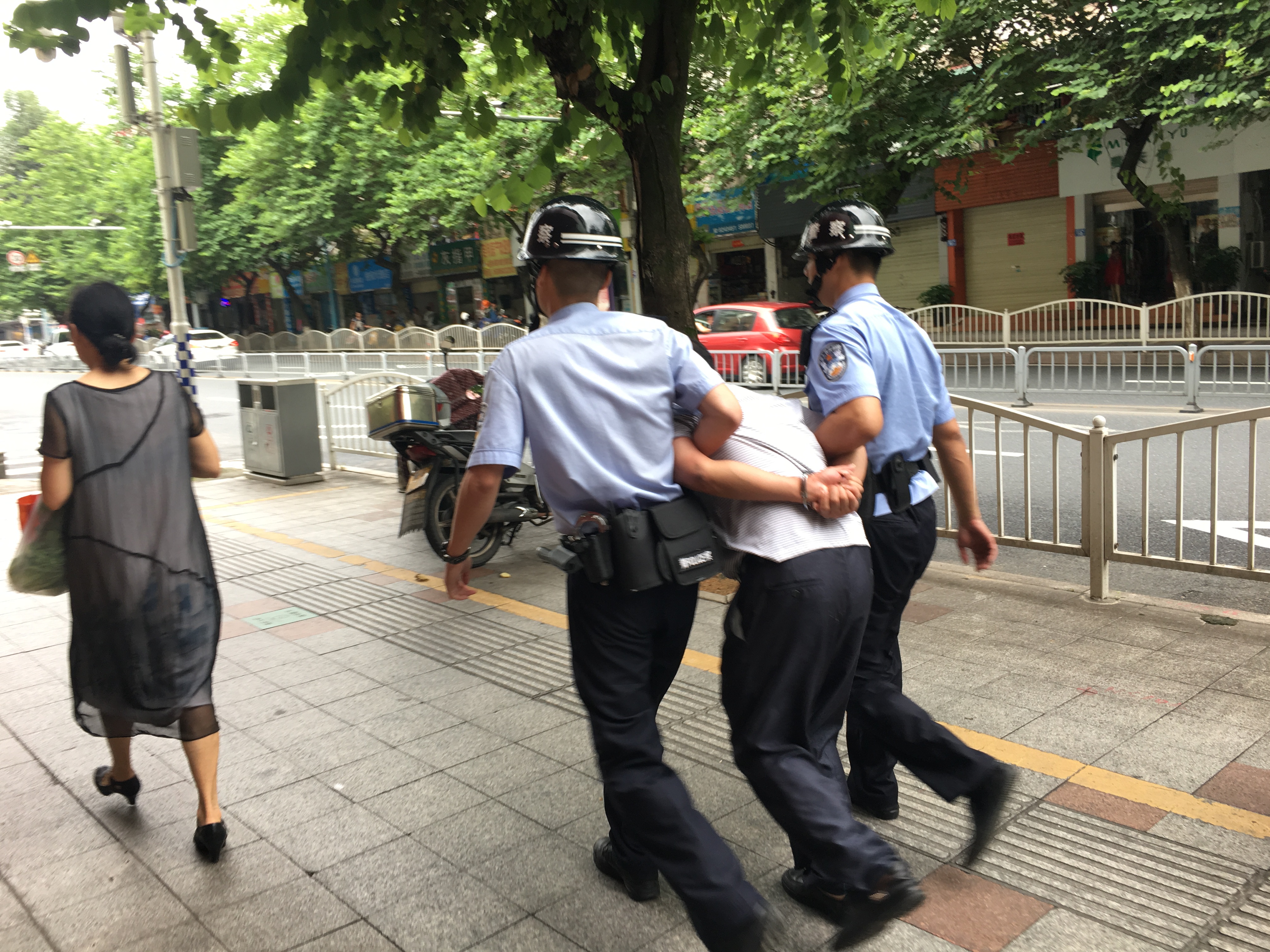 被執行人態度較惡劣，不願配合執行幹警工作，且不願履行義務，執行幹警對其採取了強制措施。_fororder_微信圖片_20180829092238