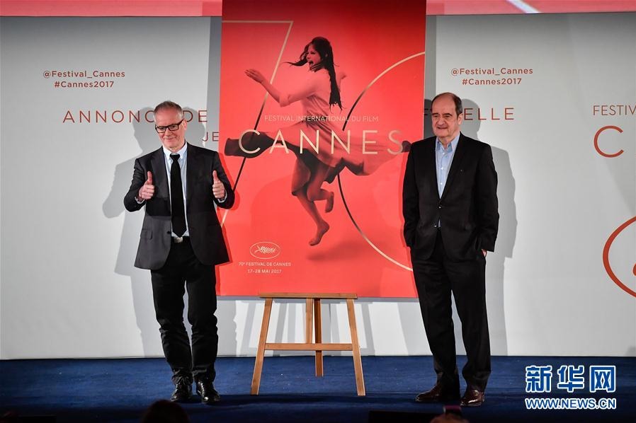 4月13日，在法国巴黎，戛纳电影节艺术总监蒂埃里·弗雷莫（左）、戛纳电影节主席皮埃尔·莱斯屈尔与第70届戛纳电影节官方海报合影。新华社记者 陈益宸 摄