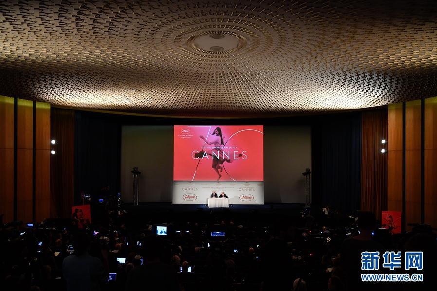 4月13日，在法国巴黎，戛纳电影节艺术总监蒂埃里·弗雷莫与戛纳电影节主席皮埃尔·莱斯屈尔出席新闻发布会。 新华社记者 陈益宸 摄