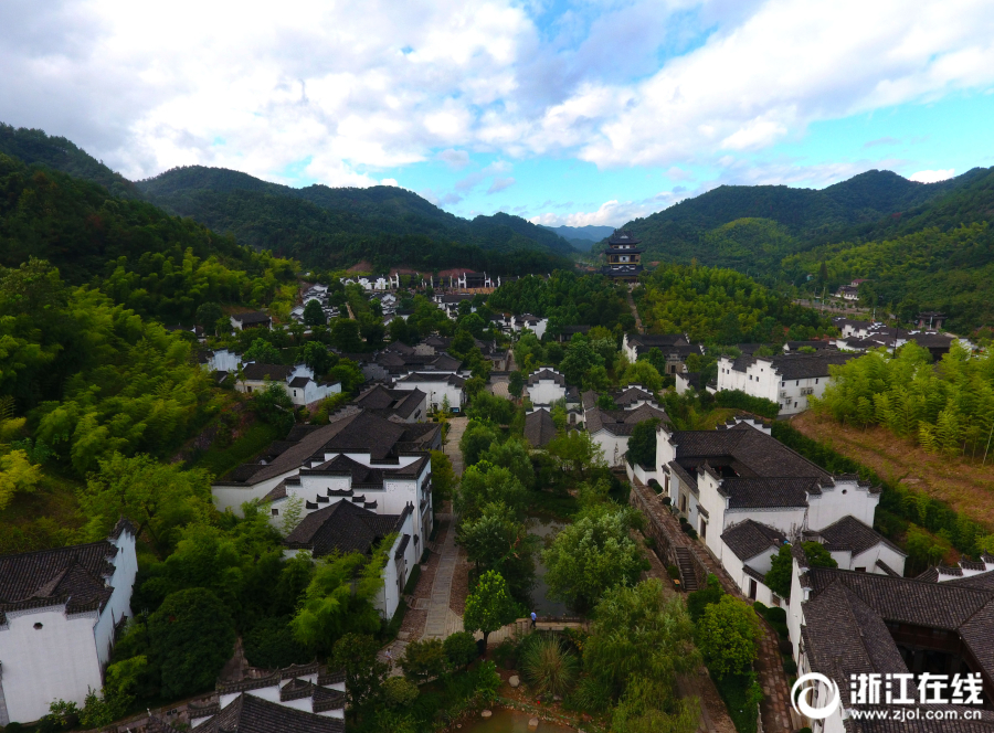 2018年8月28日,空中俯瞰青山黛瓦翠竹掩映的武义璟园,颇有江南古