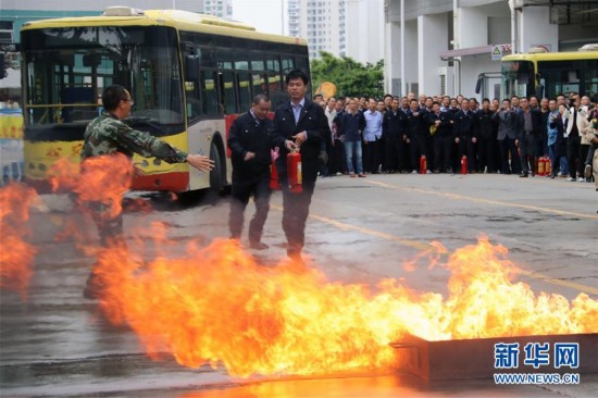 這是廈門(mén)公交集團(tuán)職工在消防人員的指導(dǎo)下體驗(yàn)使用滅火器滅火。新華社發(fā)（曾德猛 攝）