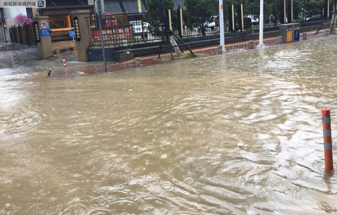 厦门遭强降雨袭击全市多处道路出现明显积水