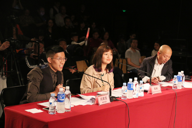 評委們正在對第二組選手進行點評