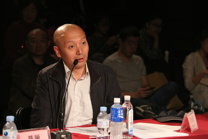 評委衛曉茼正在對選手錶現進行點評