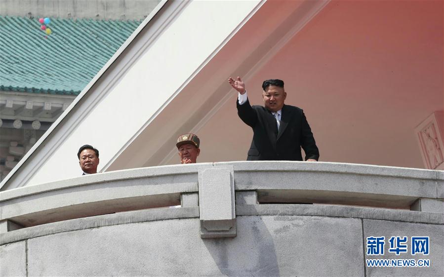 朝鲜举行阅兵式