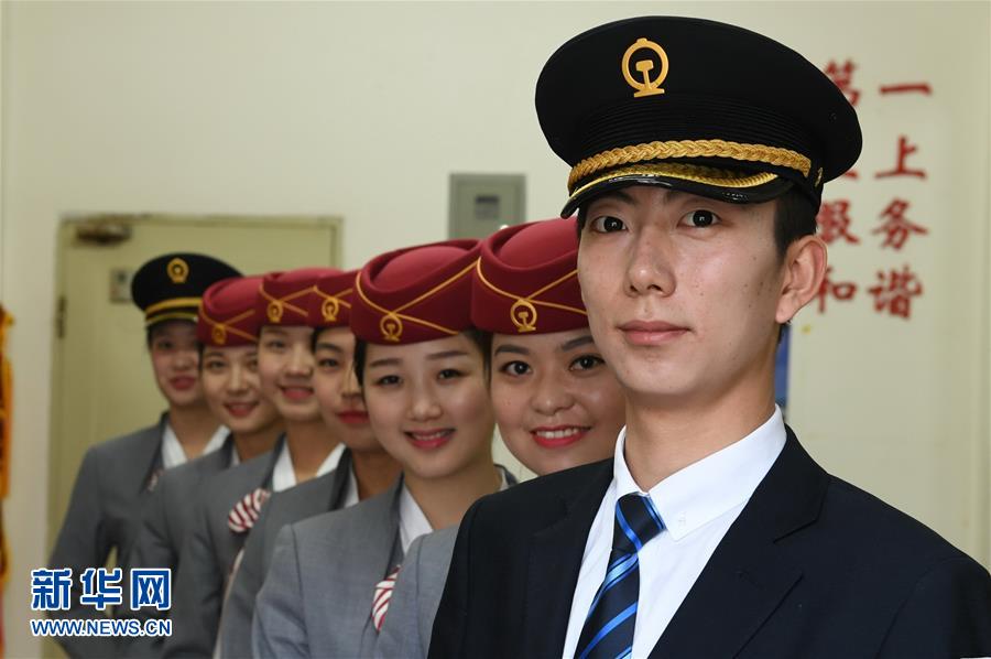 近日,南昌铁路局南昌客运段乘务人员陆续换上新制服,以全新面貌迎接