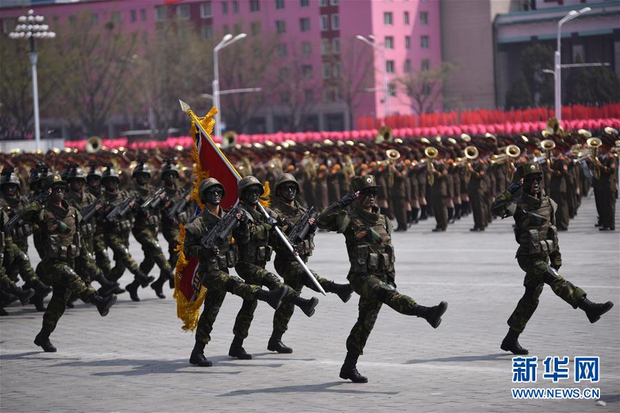 朝鲜举行阅兵式(组图)