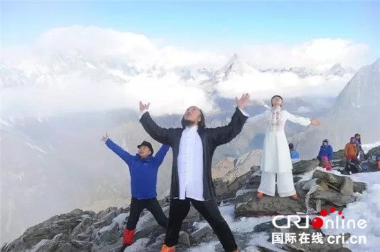 青城派掌门刘绥滨携弟子募集善款 5025米四姑娘山大峰舞动太极 青城派掌门刘绥滨携弟子募集善款 5025米四姑娘山大峰舞动太极