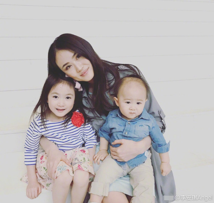 李安琪抱着一双儿女