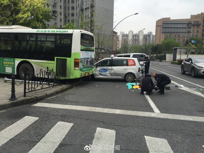 30,央视记者路过上海广中路平型关路路口,遇见一起多车相撞事故,从