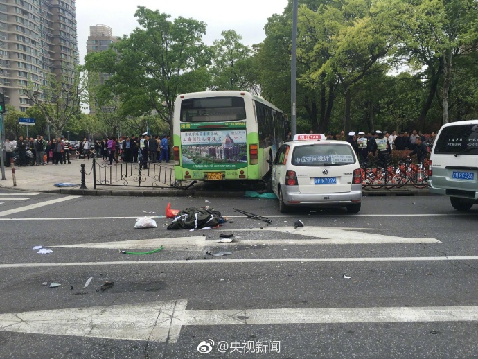 30,央视记者路过上海广中路平型关路路口,遇见一起多车相撞事故,从