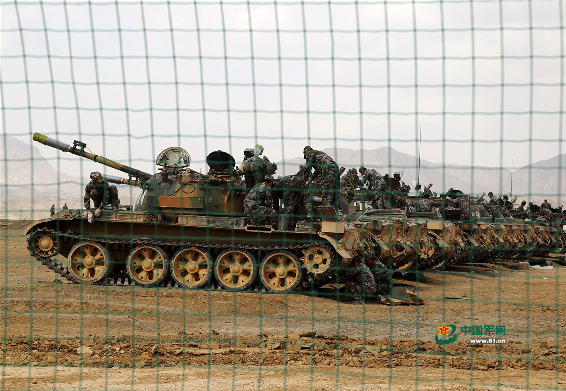 四月飞沙天,看兵哥哥如何为战车换新装(组图)