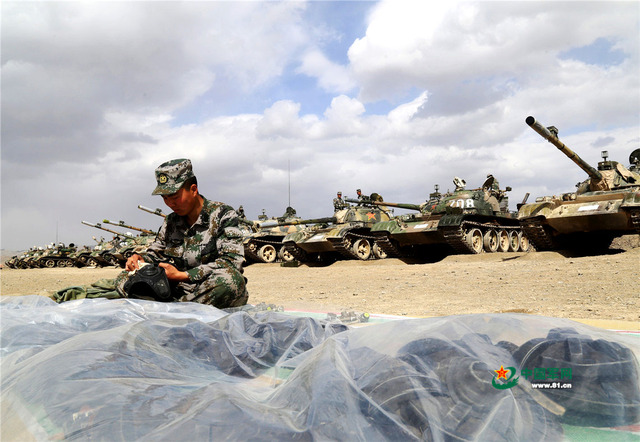 四月飞沙天,看兵哥哥如何为战车换新装(组图)