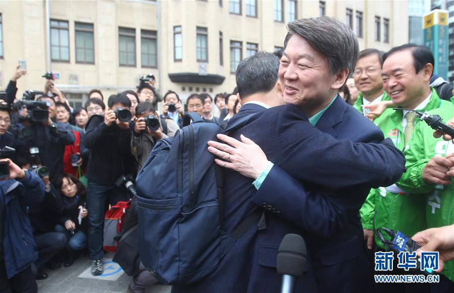 韩国总统候选人安哲秀为竞选造势