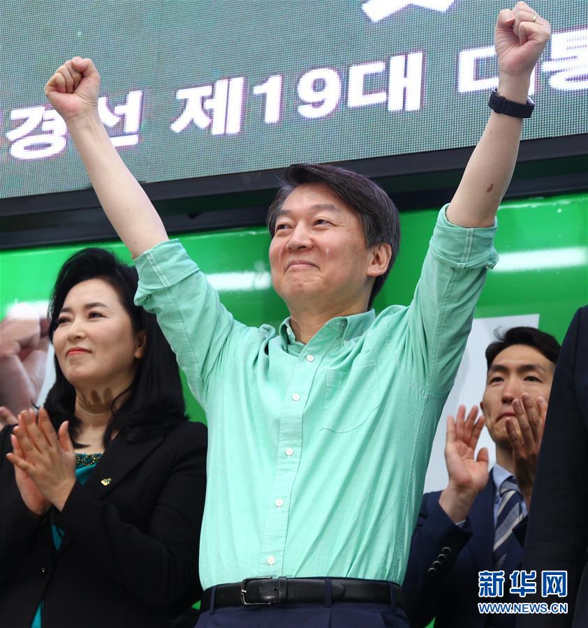 韩国总统候选人安哲秀为竞选造势