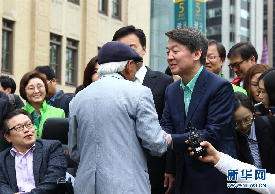 韩国总统候选人安哲秀为竞选造势