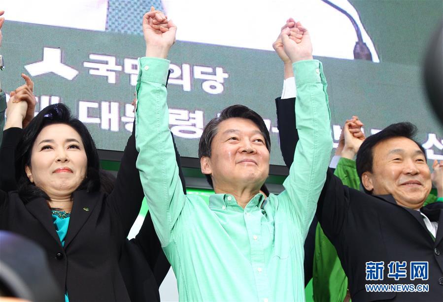 韩国总统候选人安哲秀为竞选造势