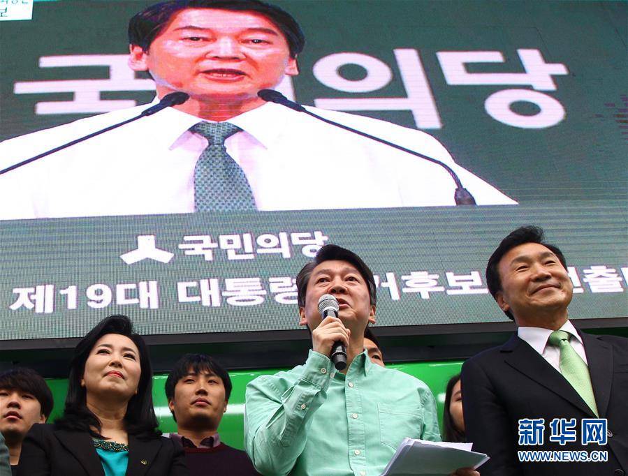 韩国总统候选人安哲秀为竞选造势