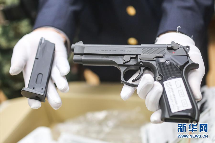 青岛机场口岸在入境快件中查获仿真枪支