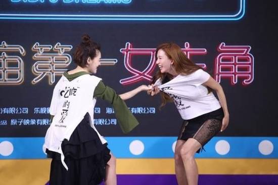 "最后,小s忍不住狂扯林志玲的t恤,双方拉扯,结果林志玲的衣服随即掉落