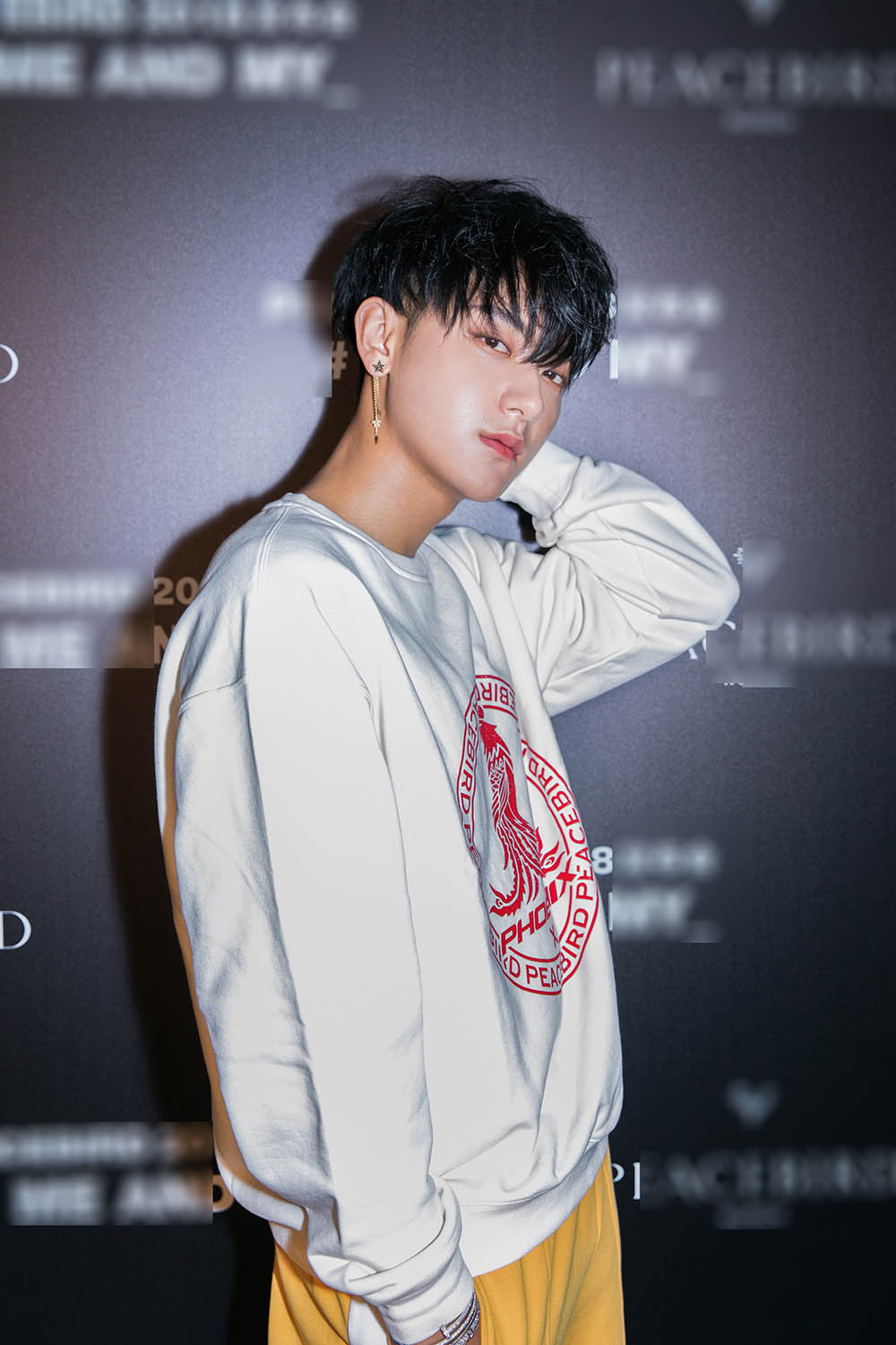 黄子韬休假回归出席活动 清爽搭配超有范儿