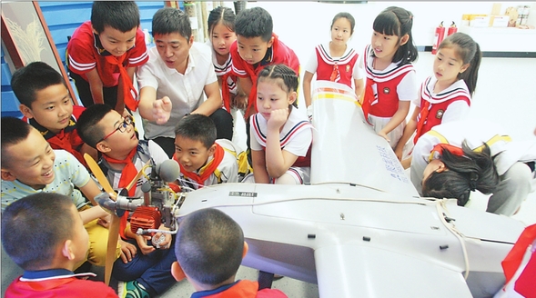 中小學生參觀哈爾濱科技創新城 中小學生參觀哈爾濱科技創新城