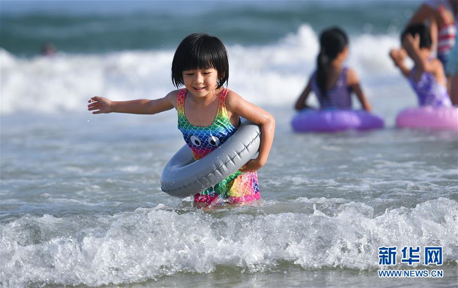 海南三亚：踏浪戏水