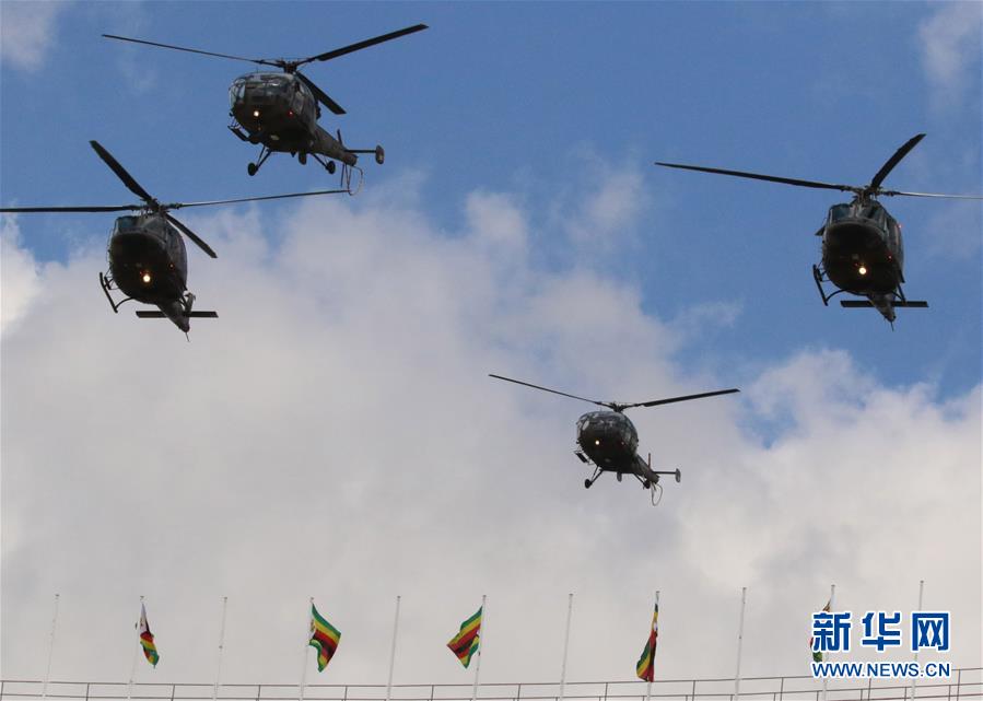 4月18日,在津巴布韦首都哈拉雷,津空军武装直升机飞过国家体育场上空.