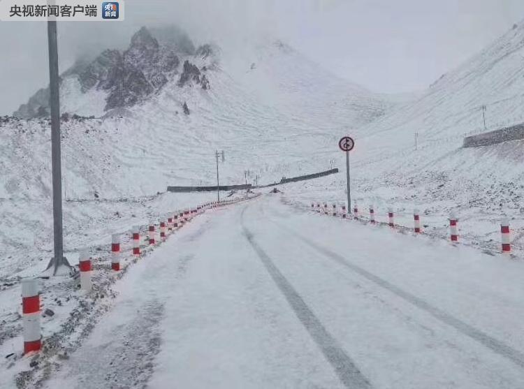 新疆独库公路突降大雪 双向交通管制