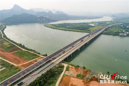 廣西柳南高速公路改擴建項目新洛維大橋建成通車