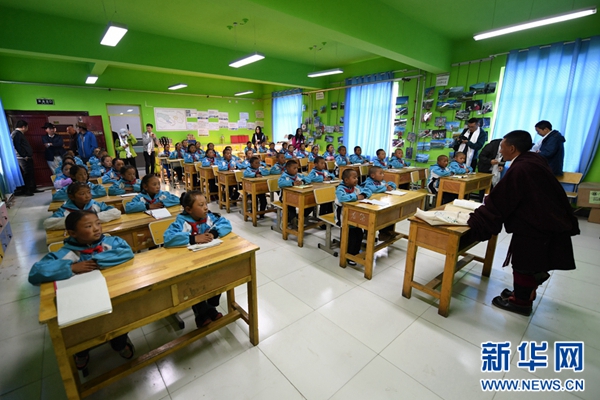 吉尕小学的生态教育示范课.新华网 潘彬彬摄