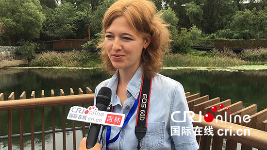 俄罗斯《中国与俄罗斯》杂志社记者玛丽娜接受国际在线吉林频道采访：我家乡的母亲河是伏尔加河，河沿岸有很多城市，市民可以钓鱼。_fororder_俄罗斯《中国与俄罗斯》杂志社记者玛丽娜接受国际在线吉林频道采访，她说，她家乡的母亲河是伏尔加河。