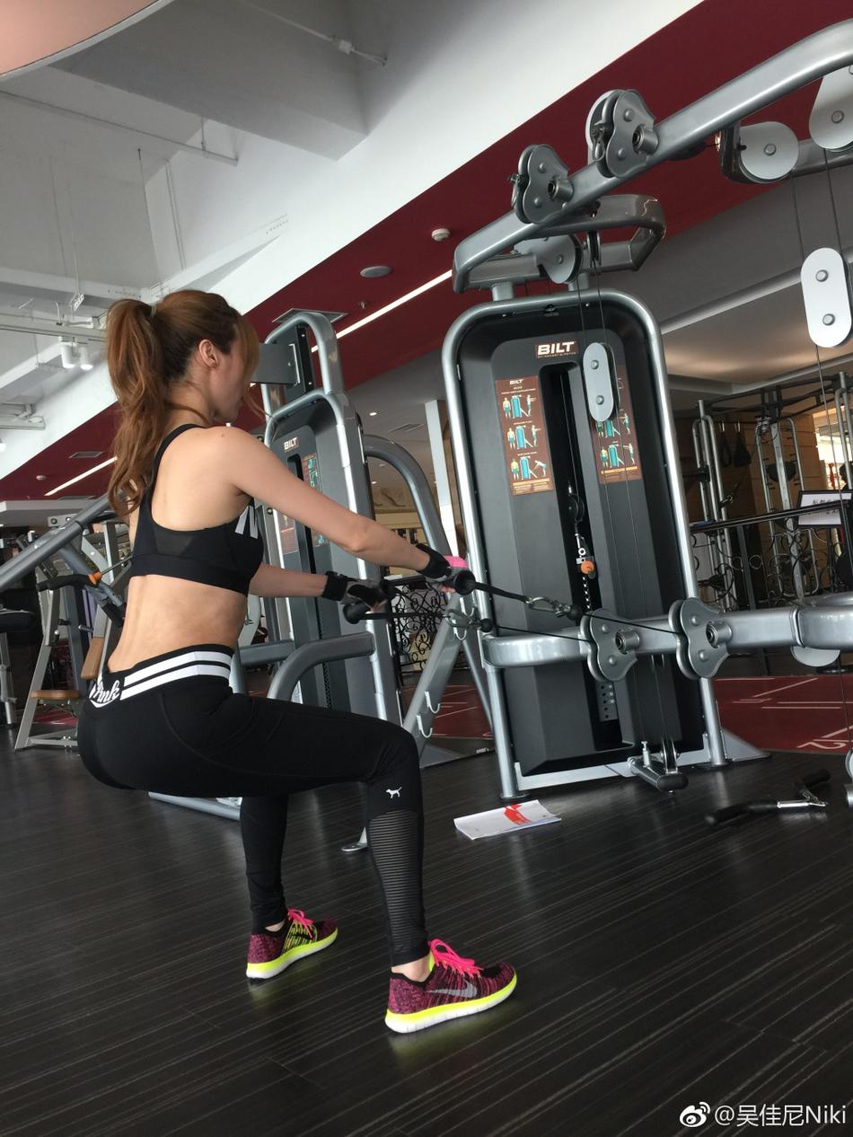 马景涛前妻疑走出离婚阴霾 晒健身照大秀好身材