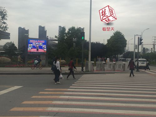 武汉一路口设立人行道闸机 专治闯红灯(组图)