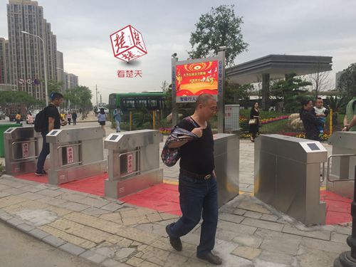 武汉一路口设立人行道闸机 专治闯红灯(组图)