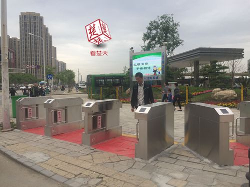 武汉一路口设立人行道闸机 专治闯红灯(组图)