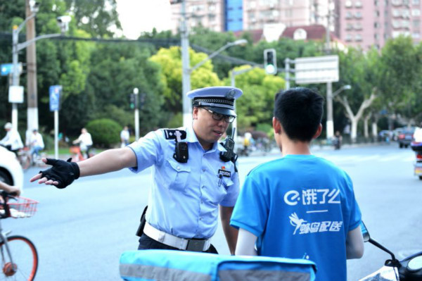 徐汇交警回应社会关切 有力整治“两快”交通违法乱象