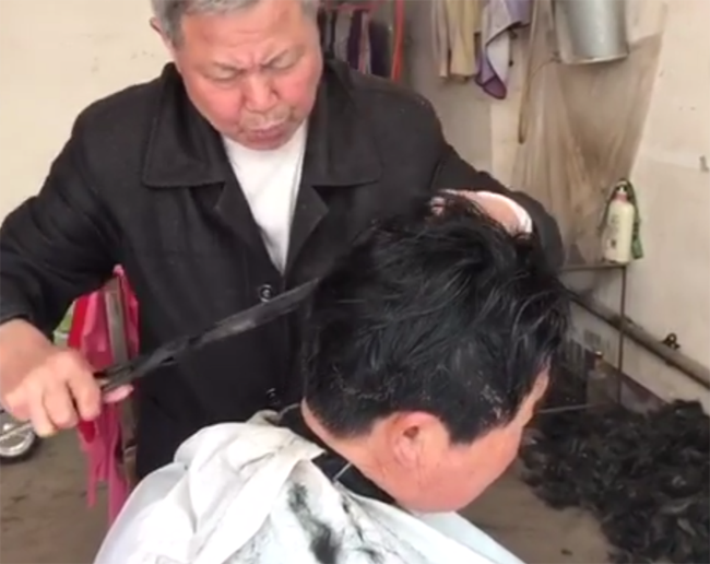 七旬理发师火钳烫发走红:一次只收4元(组图)