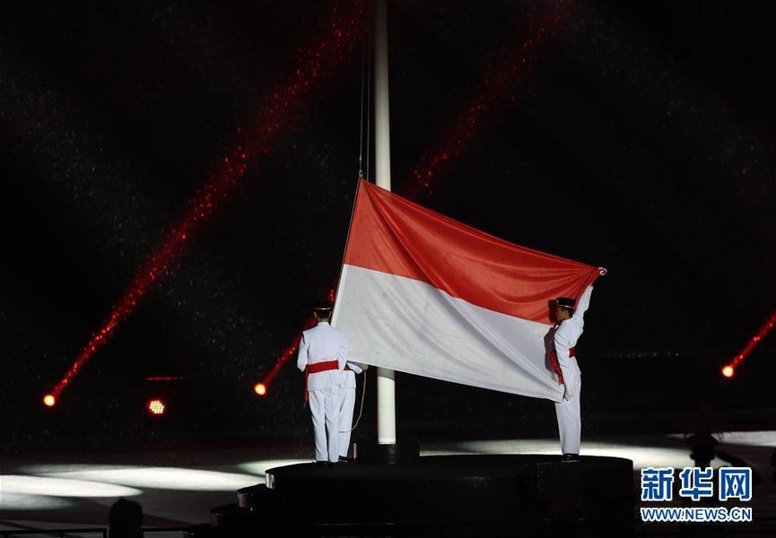 9月2日，第18届亚运会闭幕式在印度尼西亚雅加达举行。 这是闭幕式上的升旗仪式。 新华社记者丁汀摄