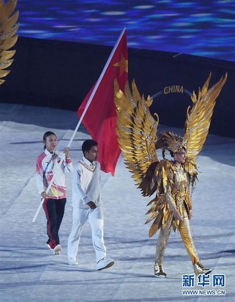这是中国体育代表团旗手郭丹在闭幕式上入场。 新华社记者潘昱龙摄