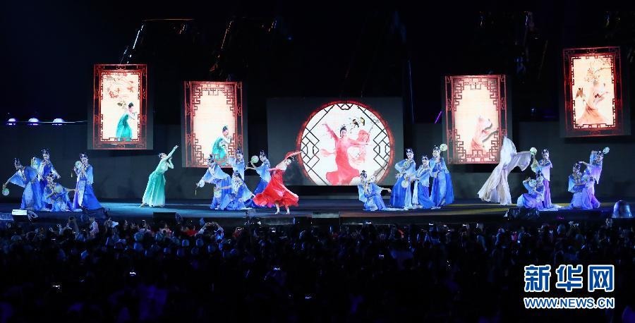 这是闭幕式上的“杭州时间”文艺演出。 新华社记者兰红光摄