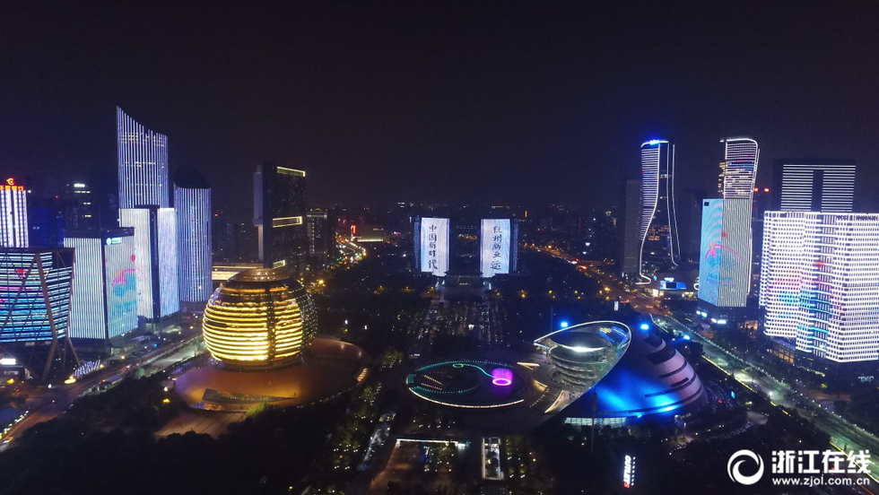 钱塘江畔上演酷炫灯光秀 庆祝亚运会进入“杭州时间”