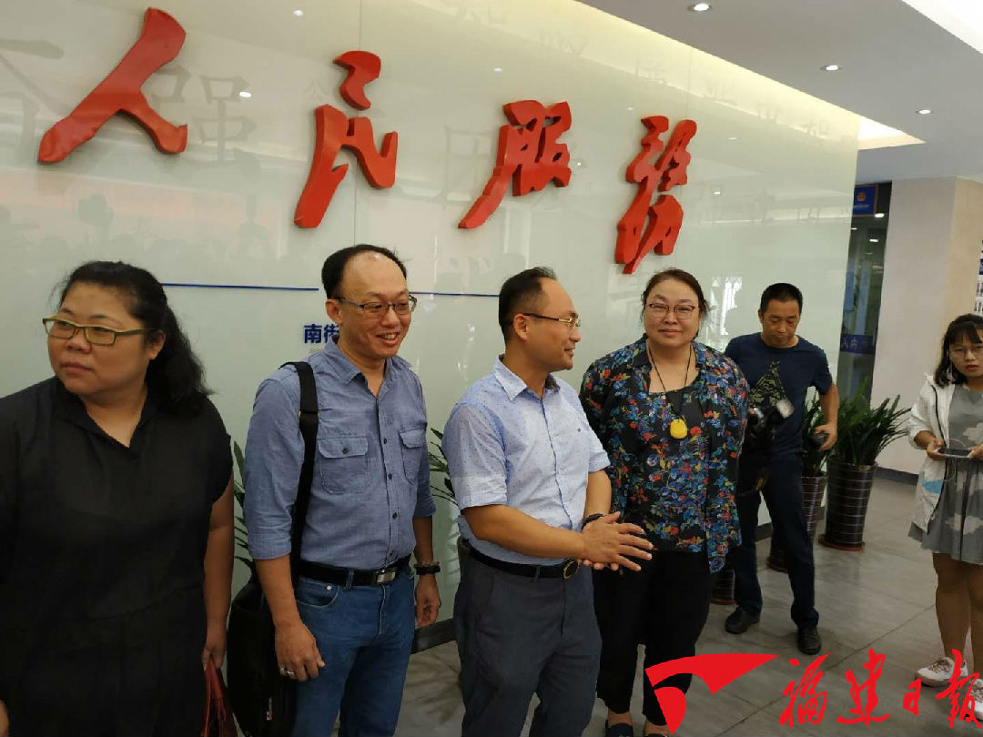 在榕台胞陈弈廷领到福建首张台湾居民居住证