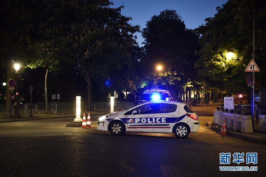 巴黎香榭丽舍大街发生枪击事件 一名警察殉职